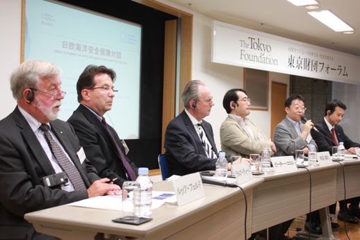 Panelists (from left to right) Lutz Feldt, Ralph Thiele, Peter Roell, Taisuke Abiru, Tsuneo Watanabe and moderator Bonji Ohara.